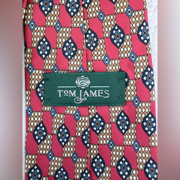 Stylish Red, Blue, and Beige Patterned Tom James Tie - Picture 4 of 9